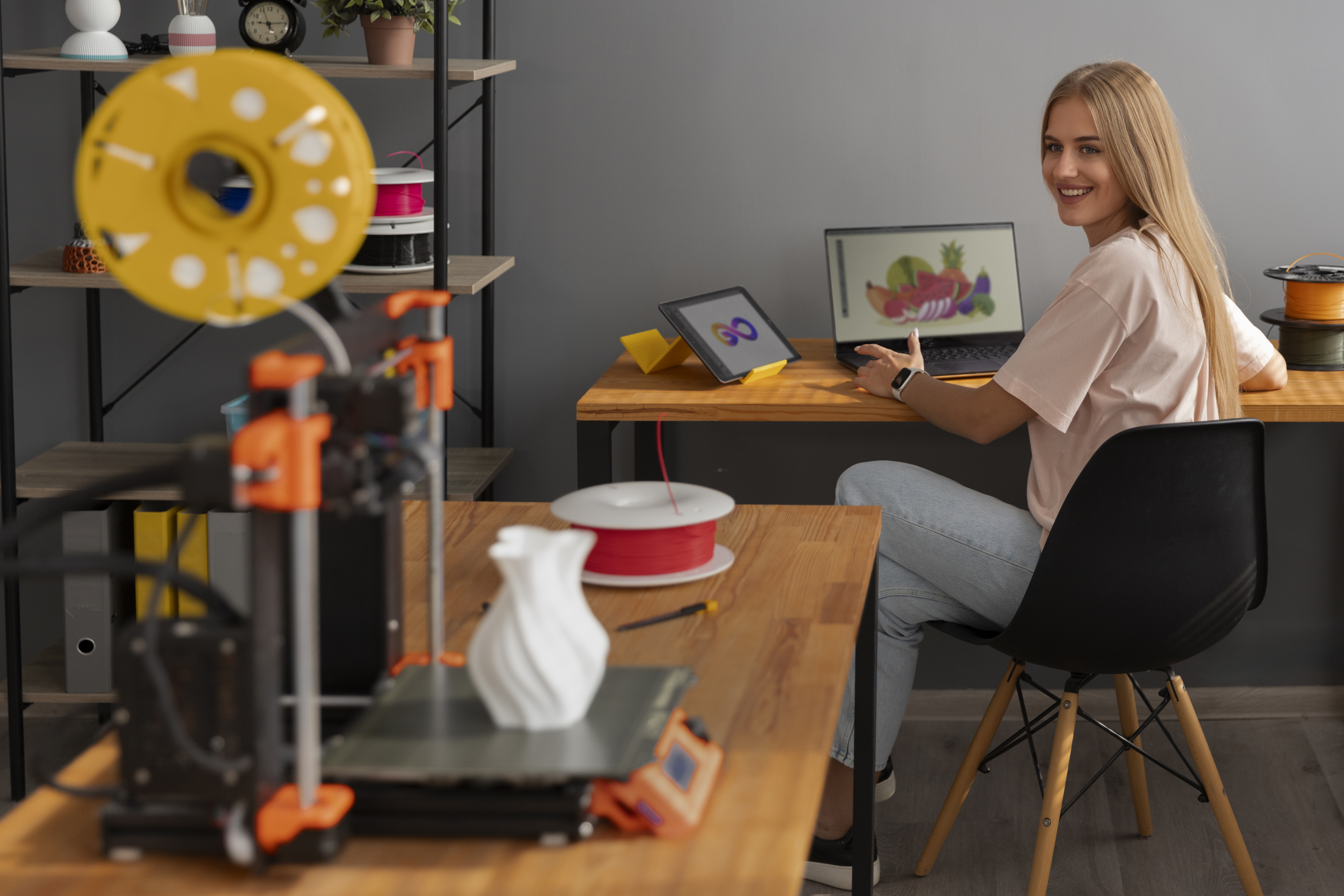 designer-using-3d-printer.jpg designer-using-3d-printer.jpg