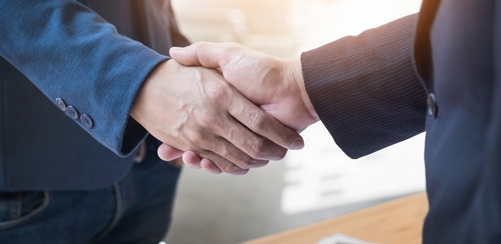 dva-uverennyi-delovoi-celovek-rukopozatie-vo-vrema-vstreci-v-ofise-uspeh-delo-privetstvie-i-koncepcia-partnera.jpg
