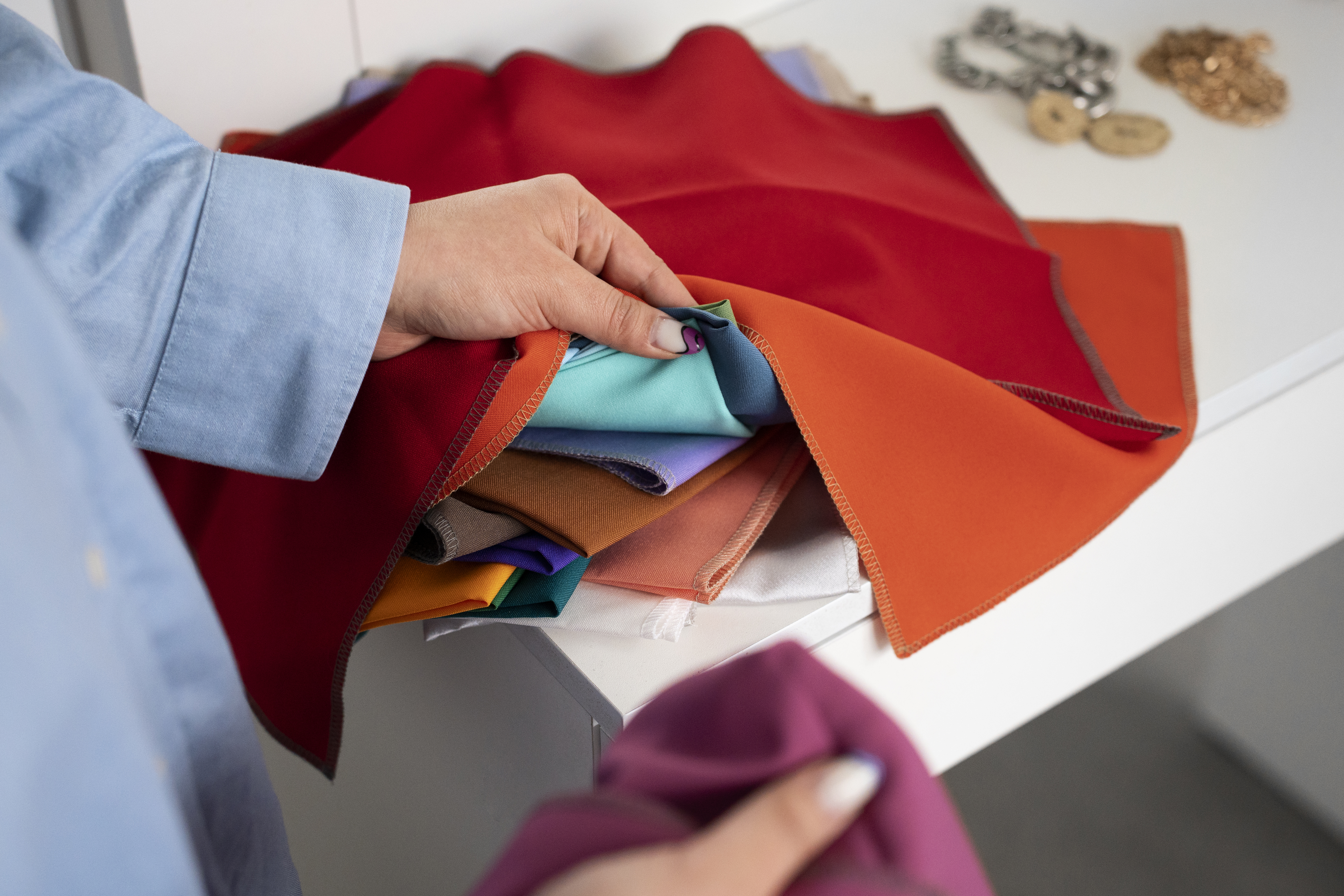 colorimetry-specialist-with-colored-fabric-swaps.jpg colorimetry-specialist-with-colored-fabric-swaps.jpg